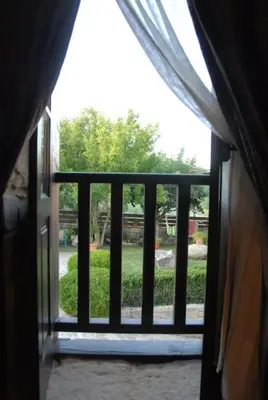 an open window with a view of a yard at Lareira rural apartamento Ribeira Sacra Chantada in Chantada