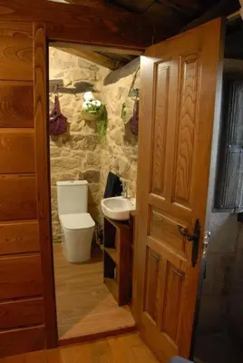 a bathroom with a toilet and a sink at Lareira rural apartamento Ribeira Sacra Chantada in Chantada