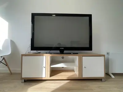 a flat screen tv sitting on top of a wooden tv stand at Céntrico apartamento muralla 1 in Lugo