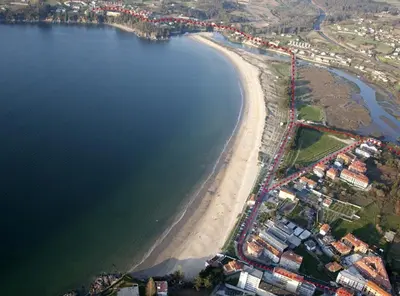 an aerial view of a beach and the ocean at Piso Miño con vistas in Miño