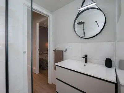 a bathroom with a sink and a mirror on the wall at La Fantástica Pontedeume 2 in Puentedeume