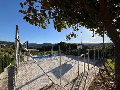 a basketball court behind a fence at A Finca Da Toñita in Ribadavia