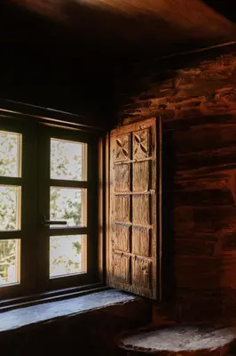 an open window in a log cabin with two windows at Casa do Corral in Hospital