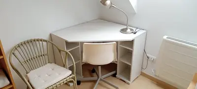 a white desk with a chair and a lamp at EnBURELA Confort y Relax in Burela de Cabo