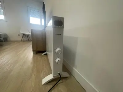 a room with a speaker on the corner of a wall at Céntrico apartamento muralla 2 in Lugo