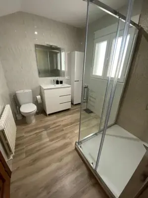 a bathroom with a glass shower and a toilet at Añada17 in Monforte de Lemos