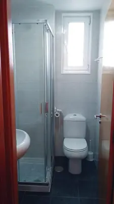 a bathroom with a shower and a toilet and a sink at Piso Encanto Palmeiro in Jove