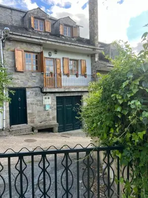 an old house with a fence in front of it at Casa A Boga RIBEIRA SACRA in Abeleda