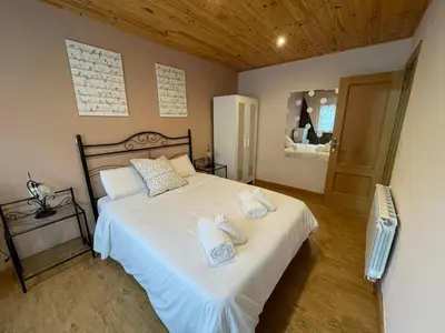 a bedroom with a bed with towels on it at Apartamento La Veiga in Cerredo