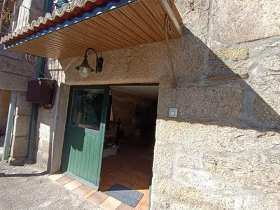 an entrance to a stone building with a green door at Luz do Sil in Ourense