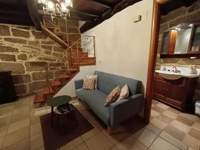 a living room with a couch and a sink at Luz do Sil in Ourense