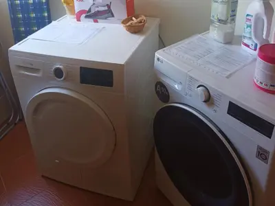 a white washing machine next to a counter at Fogar da Fraga in Caldas de Reis