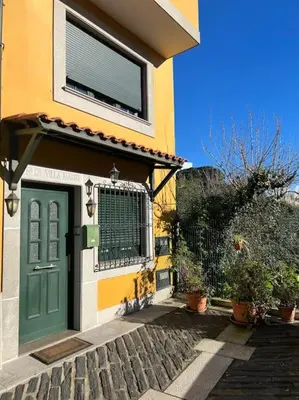 a house with a green door and some plants at Casa con terraza en el casco in Betanzos