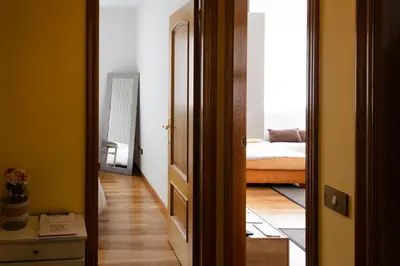 a hallway with a door leading to a bedroom at Braida Ribeira Sacra in Sober