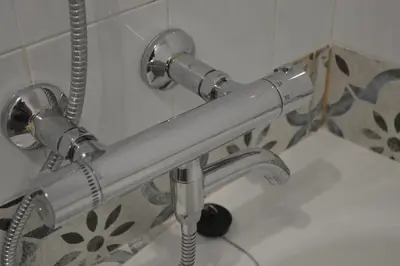a metal piping in a shower in a bathroom at Tras Do Atrio Casa en el Centro de Betanzos in Betanzos