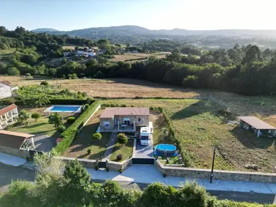 an aerial view of a house with a yard at Casa vanguardista en el campo cerca de Santiago in Pontevedra