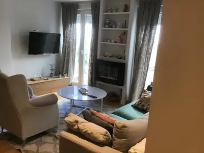 a living room with a couch and a table at Mi lugar de vacaciones in Miño