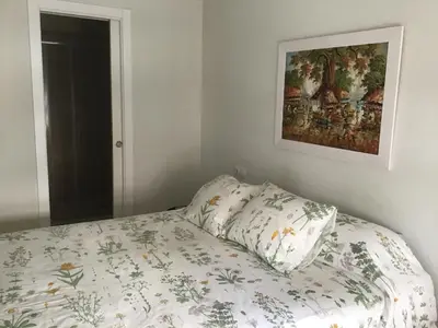 a bed with a pillow and a picture on the wall at Mi lugar de vacaciones in Miño