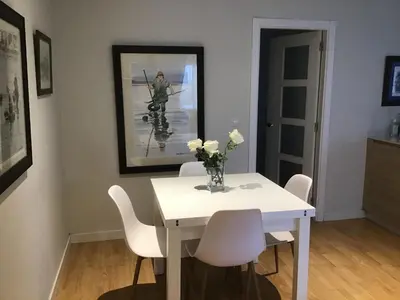 a dining room with a white table and white chairs at Mi lugar de vacaciones in Miño