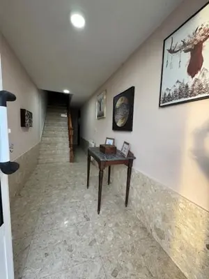 a bedroom with two twin beds in a room at Pensión Portus Marini in Portomarin
