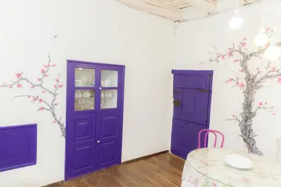 a dining room with purple doors and a table at Arzipreste II Casa del Ama in León