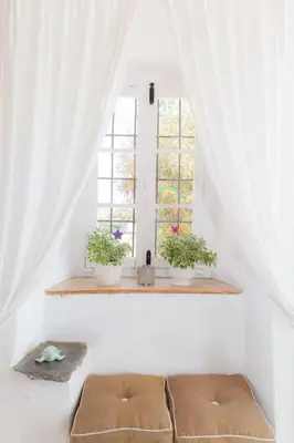 a white room with a window and a couch at Arzipreste II Casa del Ama in León