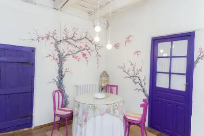 a dining room with a table and pink chairs at Arzipreste II Casa del Ama in León