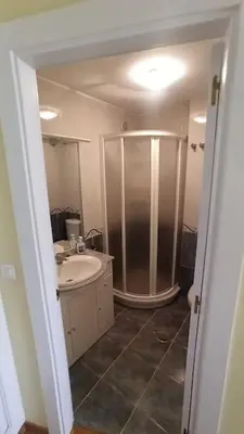 a bathroom with a shower and a sink at Apartamento céntrico in Foz