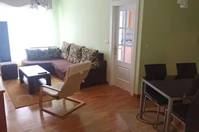 a living room with a couch and a table at Apartamento céntrico in Foz