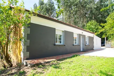 a small house with a garage next to a yard at Welcome A Casiña de Arcos de Furcos in Cuntis
