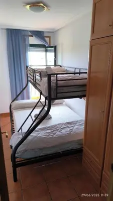 two bunk beds in a room with a window at Refugio de mar in Barreiros