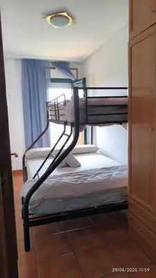 two bunk beds in a room with a window at Refugio de mar in Barreiros