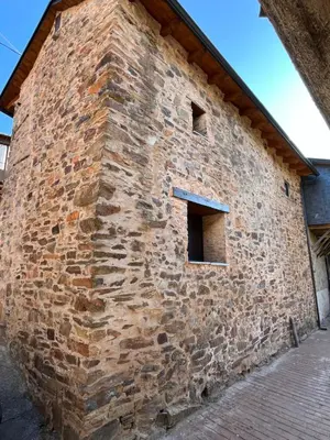 a brick wall with a window on the side of a building at La Casina de Gelo in Riego de Ambros