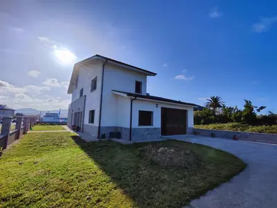 a small white building with the sun in the sky at Villa Quelle in Sieiro