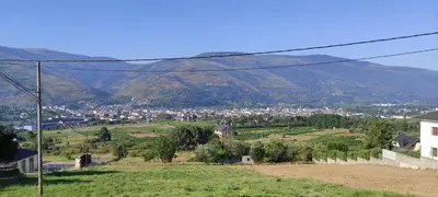 a town on a hill with mountains in the background at Casa SANTALLA in O Barco de Valdeorras