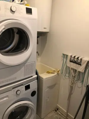 a washing machine and a washer in a laundry room at Estudios rúa Maior, 49-2B in Sarria