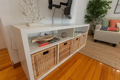 a living room with a white console table with baskets at Travesa in Betanzos