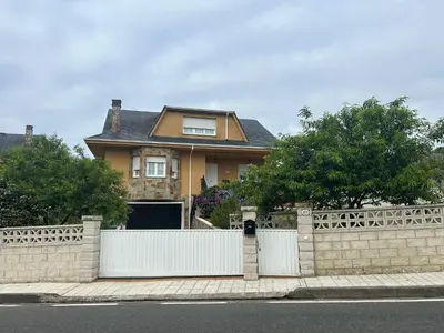 a house with a white fence in front of it at Estupenda casa cercana a la playa y a la montaña VUT6678AS in La Caridad
