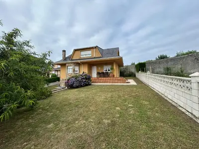 a yellow house with a fence and a yard at Estupenda casa cercana a la playa y a la montaña VUT6678AS in La Caridad