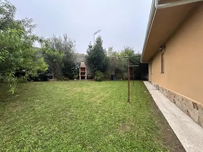 a yard of a house with a grassy yard at Estupenda casa cercana a la playa y a la montaña VUT6678AS in La Caridad