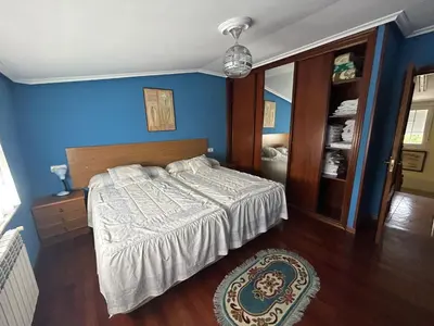 a bedroom with a bed and a blue wall at Estupenda casa cercana a la playa y a la montaña VUT6678AS in La Caridad