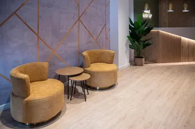 two chairs and a table in a waiting room at Hotel & Restaurante El Casino in Villafranca del Bierzo
