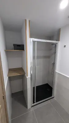 a shower with a glass door in a bathroom at Alojamiento Las Nogueiras in La Caridad