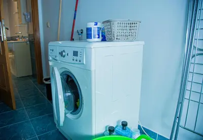 a washing machine in a room with a blue light at Mirador del Camino in Melide