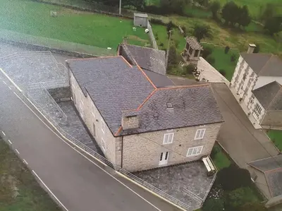 an overhead view of a large house with a roof at Casa en zona rural in Cervo