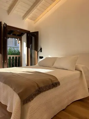 a bedroom with a large bed with a window at Carud Nº15 in Monforte de Lemos
