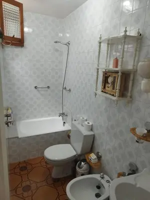 a bathroom with a toilet and a tub and a sink at Acogedora casa a pie de playa in Cillero