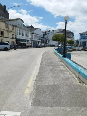 an empty street with a light on the side of the road at Acogedora casa a pie de playa in Cillero