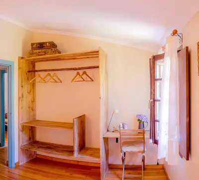 a room with a desk and a bunk bed at Casa rural Catro do Lugarexo in Villarmayor