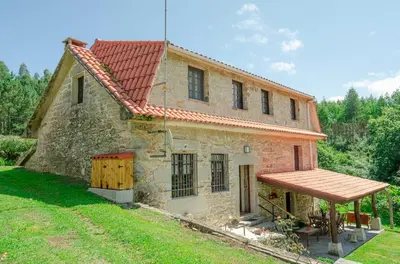 an old stone house with a red roof at Casa rural Catro do Lugarexo in Villarmayor